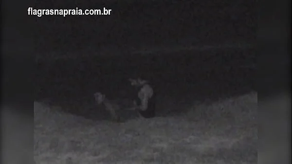 Filmei um casal fazendo sexo na praia a noite. Um segurança botou eles pra correr