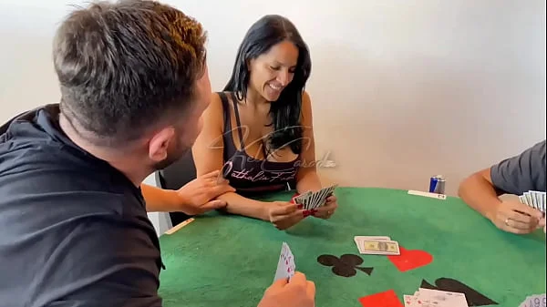 Um jogo de cartas acabou em troca de casal com Kel Abate e a Bruna Carlos! Continua no RED.