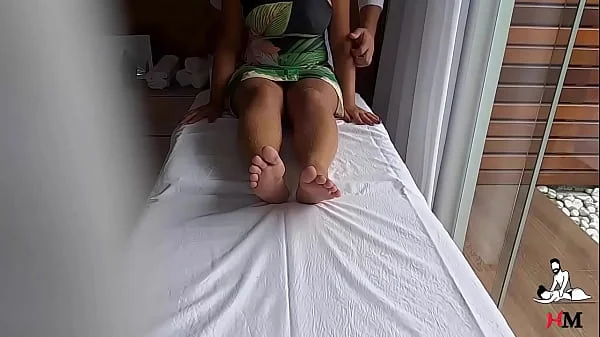 Novinha da buceta e peitos lindos peladinha na maca do terapeuta - Massagem tântrica