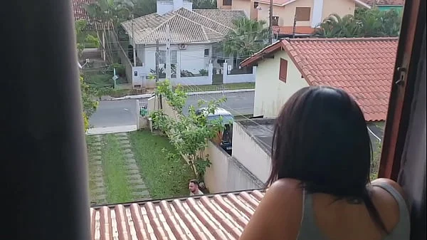 O marido deu uma bobeada enquanto cortava grama eu aproveitei pra dar escondido