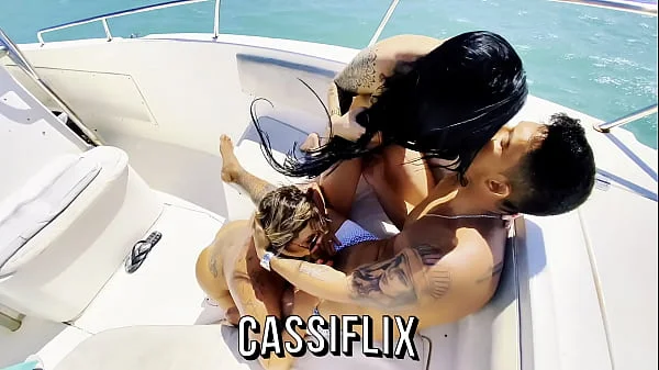 Eu amo ficar nua no mar, então fui foder no barco com pauzudo e sentar no pau dele ate me encher de porra quentinha. Cassiflix videos completos