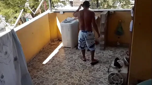 Enteada que estava lavando roupa foi Surpreendida pelo padrasto pervertido que botou ela para chutar seu pênis fuder de quatro.