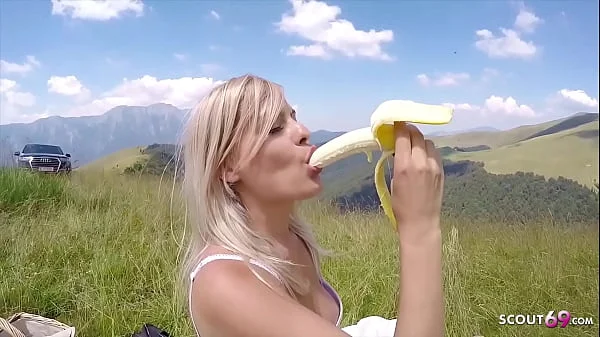 Echtes junges Paar treibt es auf der Wiese im Urlaub in den Alpen - German POV