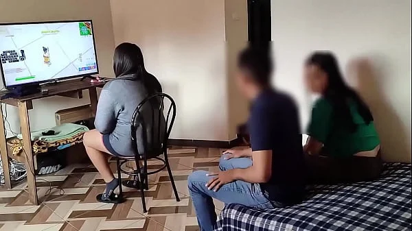 mis 2 mejores amigas: vienen de visita mis amigas mientras estoy jugando video juegos y me follo a una mientras la otra sigue jugando, casi nos pillan