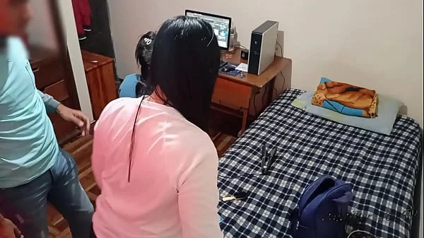 esposa cornuda habla con su amiga mientras yo la follo por atras: mi mujer se esta arreglando el cabello mientras yo me aprovecho de su rica amiga, le meto mi gran polla y la follo bien duro sin hacer ruido