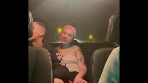 amigos follando en un taxi al regresar de fiesta camara oculta amateur