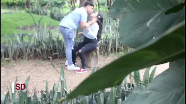 ESPIANDO A UNA PAREJA EN EL PARQUE PUBLICO