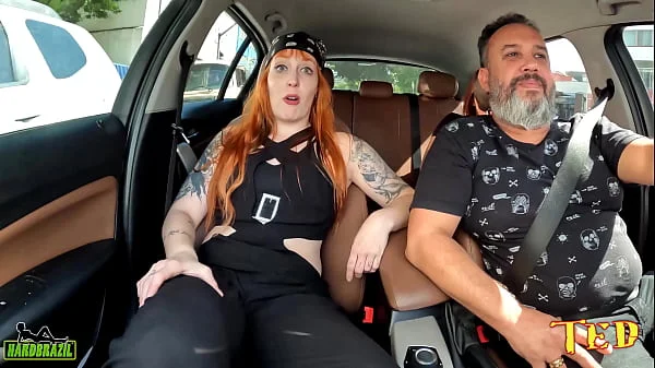 Mel Fire ganhou uma carona e tirou tudo no carro