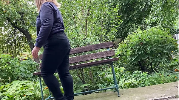 Cum on big ass MILF in jeans in the park